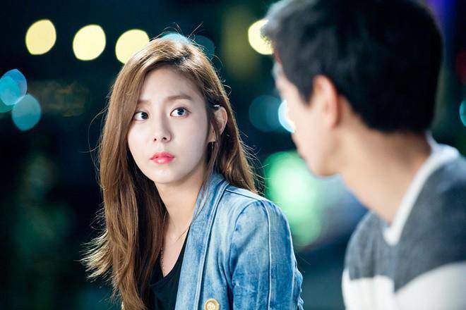 Từ ánh nhìn đầu tiên, giữa họ đã có một thứ gì đó mãnh liệt, vượt ra ngoài lý trí. (Ảnh minh họa)