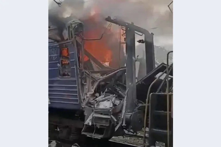 Đoàn tàu chở khách ở Sumy bị hư hại, bốc cháy (ảnh: Kyiv Post)