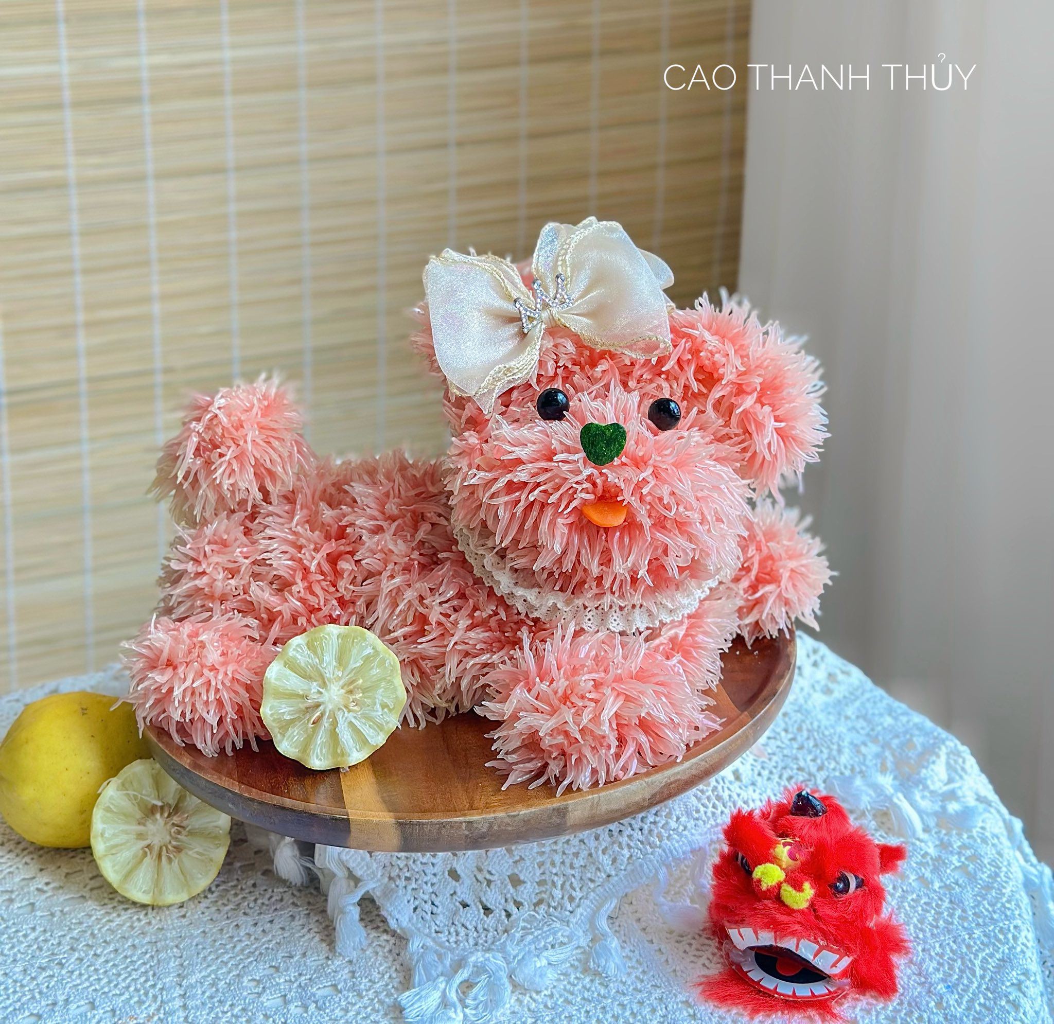 Điểm nhấn nổi bật nhất là chú chó bưởi màu hồng xinh xắn, đáng yêu.