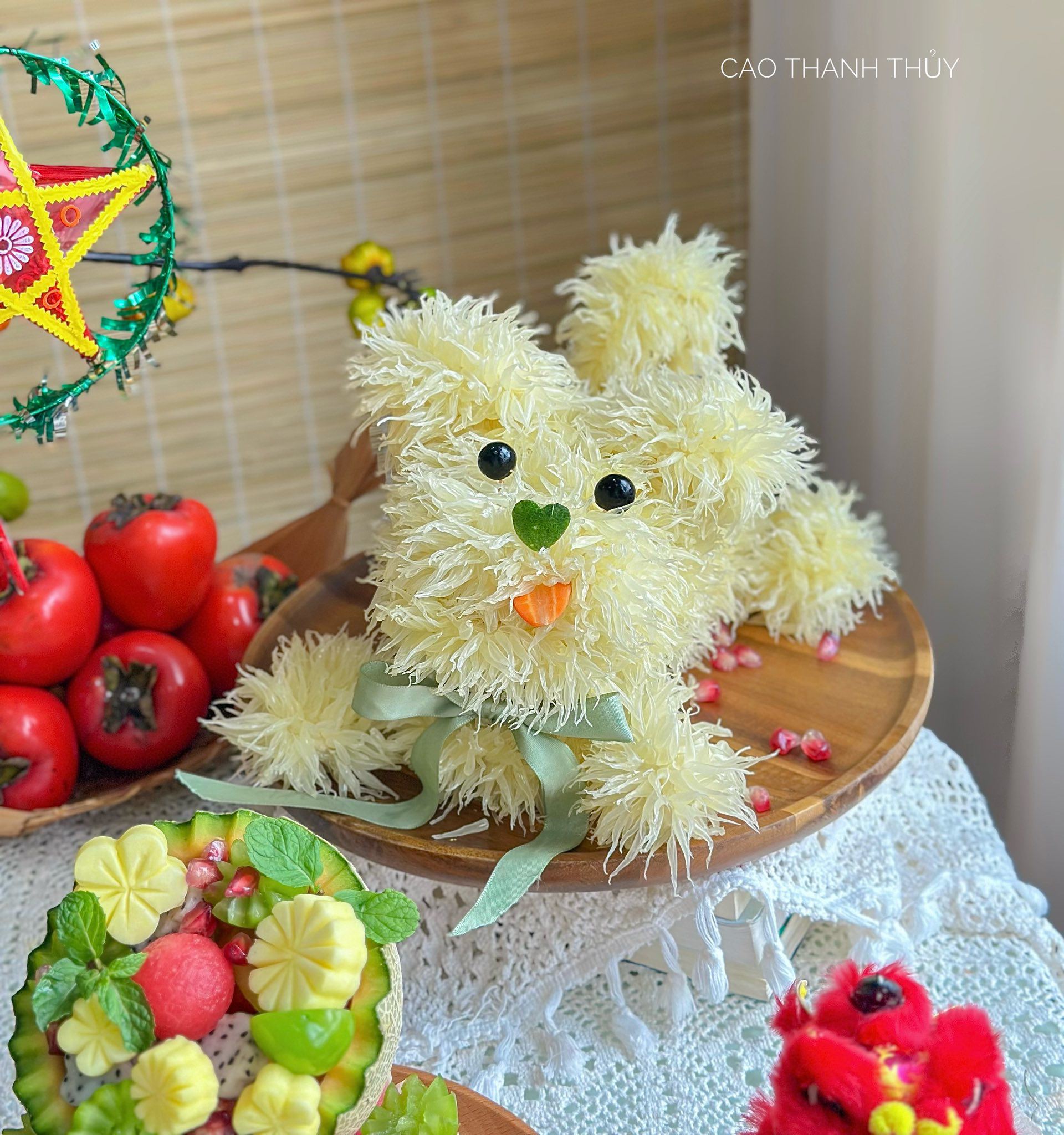 Kinh nghiệm của chị Thủy là dùng tay nhẹ nhàng tách từng múi bưởi thay vì dùng tăm sẽ khiến bưởi dễ bị vỡ tép, chảy nước.