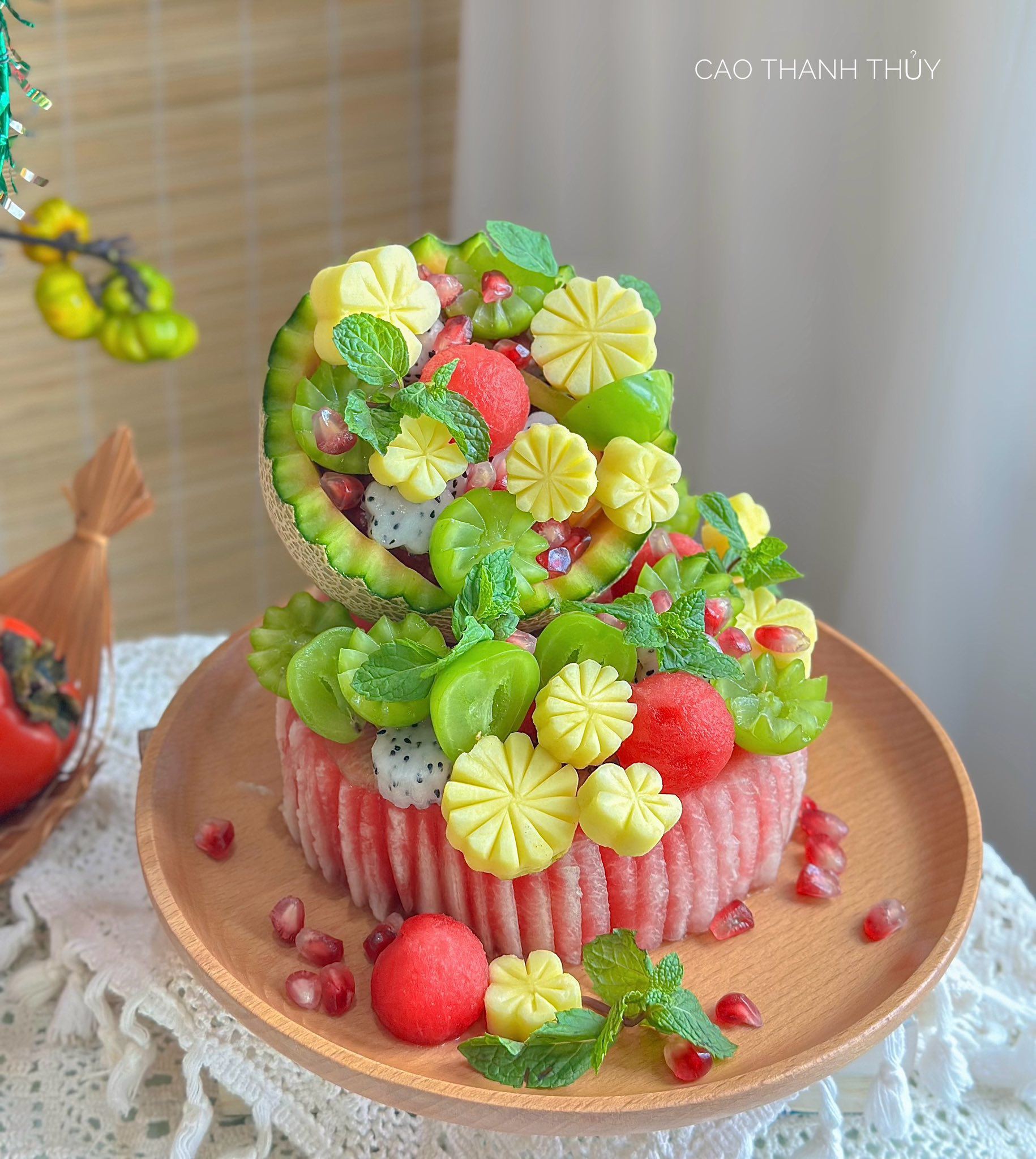 Chiếc "bánh" từ trái cây được trang trí từ rất nhiều loại trái cây.