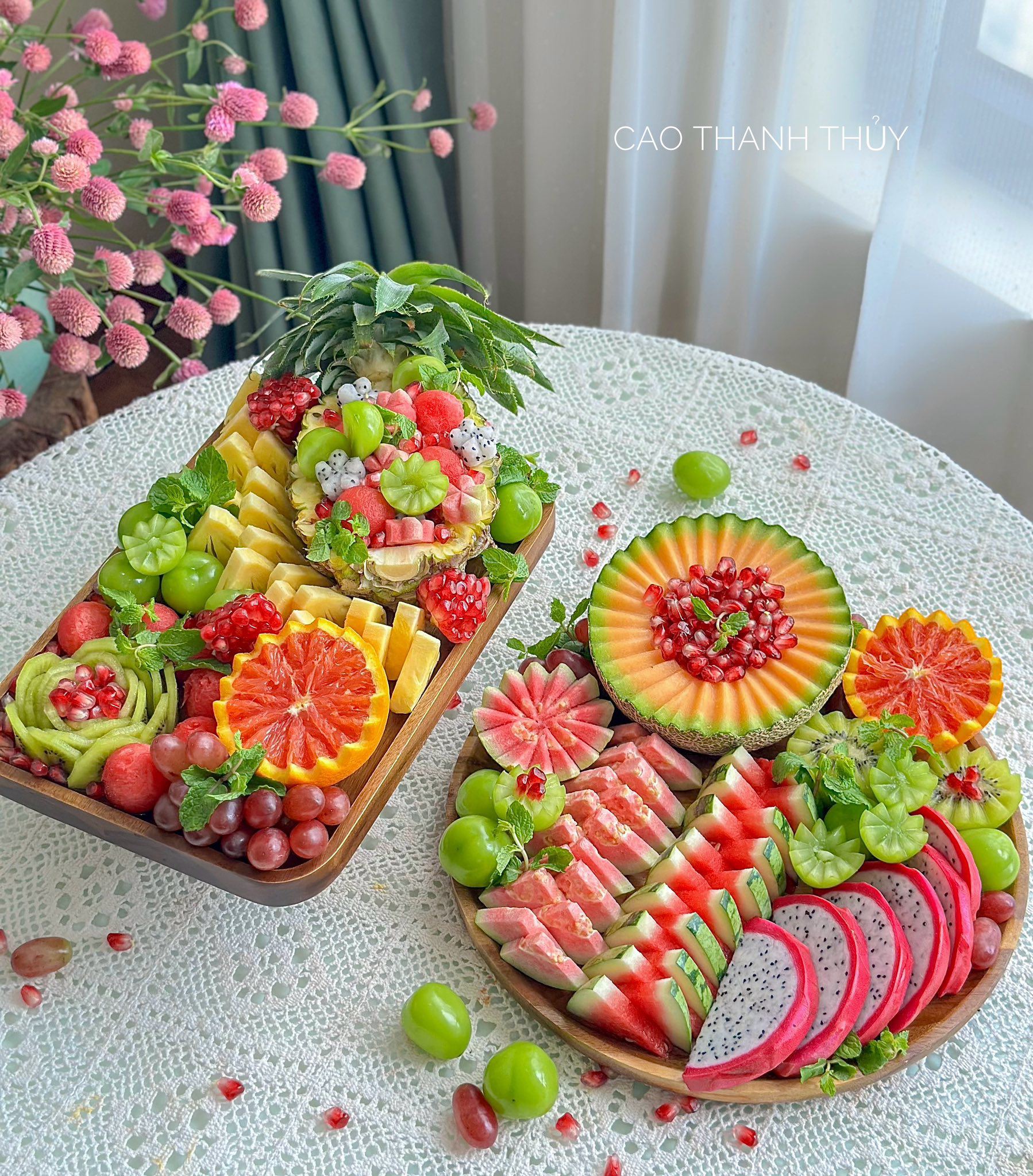 Trái cây được bổ miếng vừa ăn, rất tiện lợi nhưng nhờ tài sắp xếp rất khéo của chị Thủy trở nên hấp dẫn hơn rất nhiều.