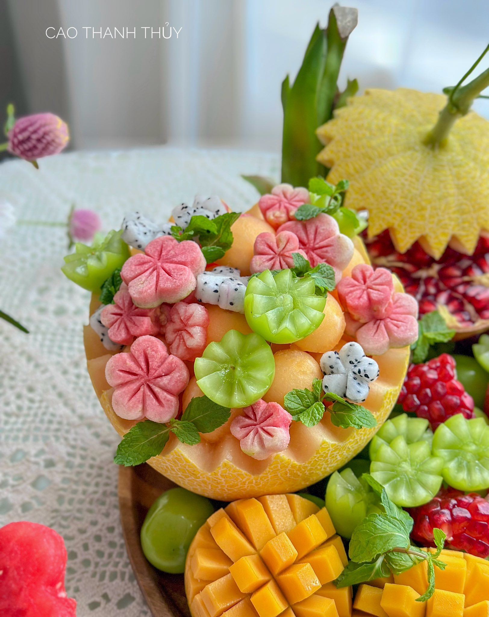 Những bông hoa màu hồng làm từ ổi đào rất dễ thương.