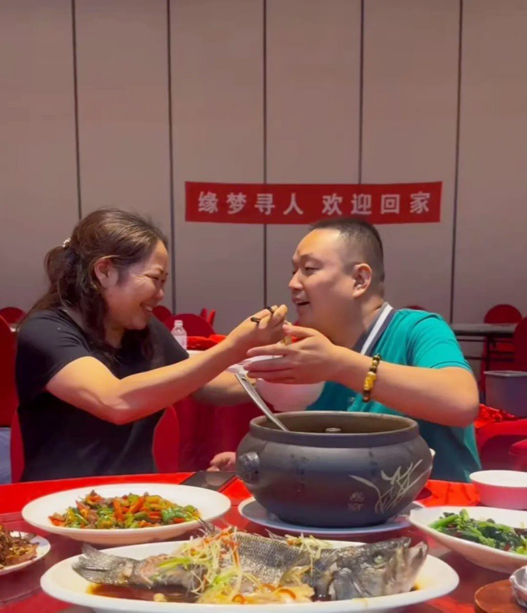 Triệu phú thất lạc 33 năm tìm được mẹ, tặng ngay biệt thự báo hiếu - 2