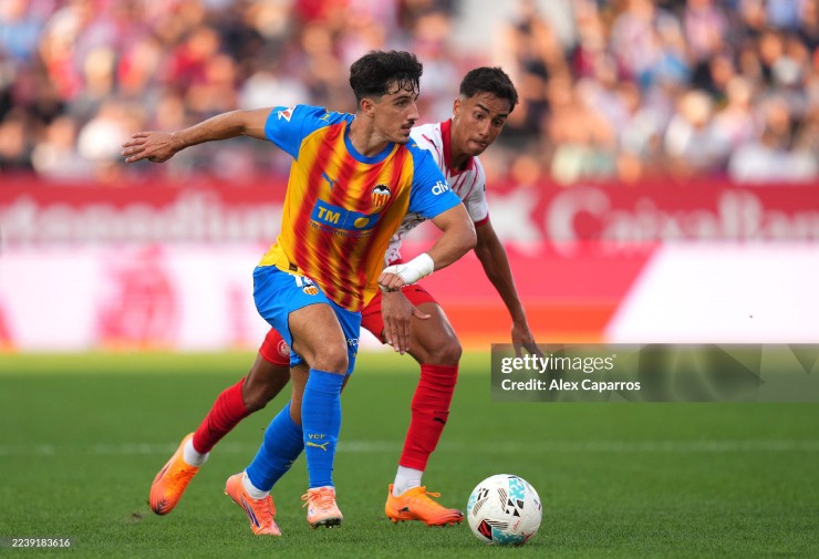 Girona (áo trắng) thắng trận đầu tiên từ đầu mùa