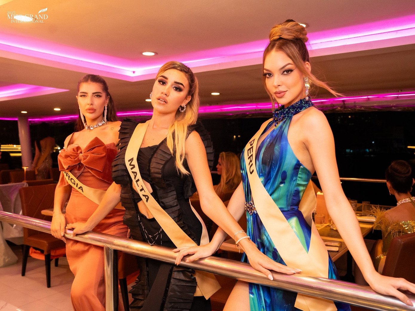 Thí sinh Hoa hậu Hòa bình quyến rũ - 22
