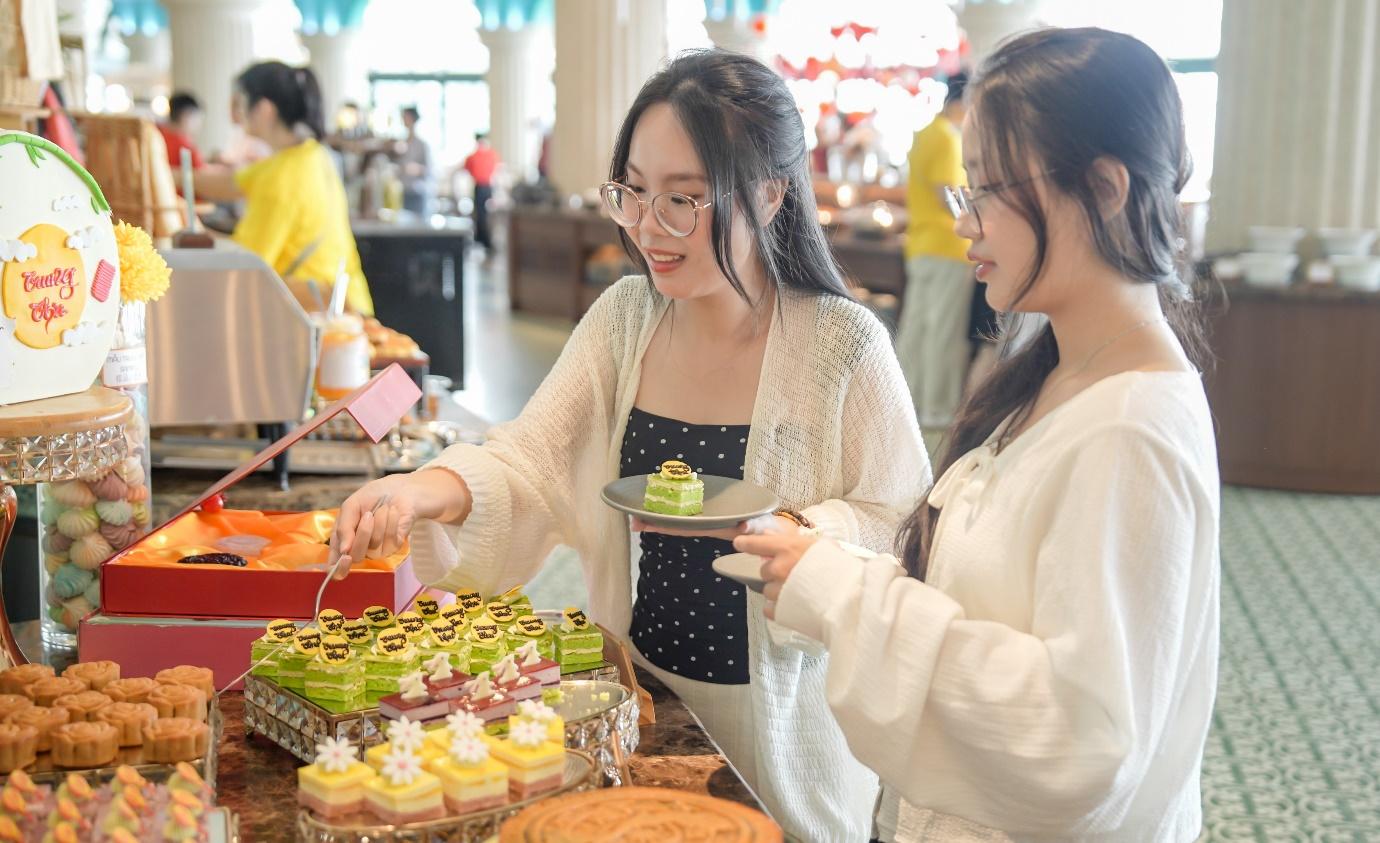 Mâm cỗ Trung thu được trang trí rực rỡ tại Nhà hàng Bốn Mùa