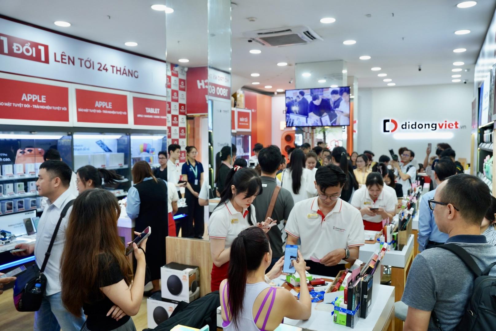 Khách hàng đến trực tiếp cửa hàng Di Động Việt trải nghiệm, mua iPhone thế hệ mới.