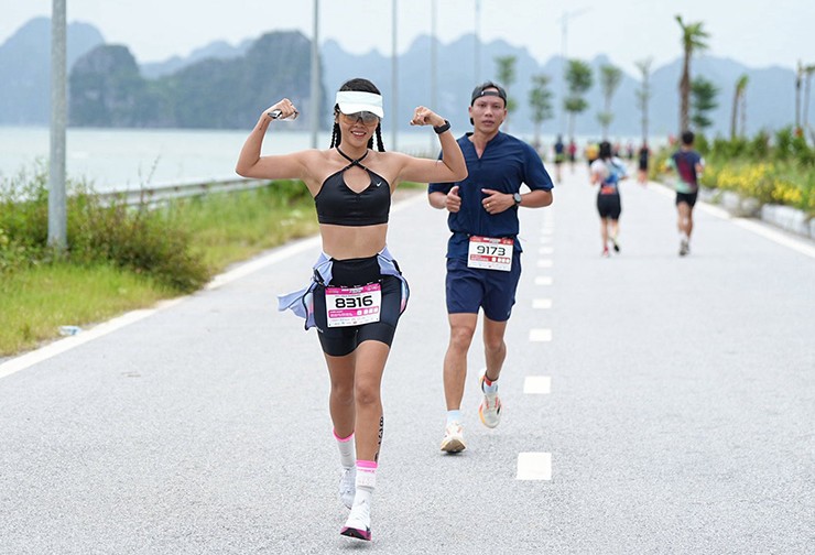 Uyên Namy tranh tài 2 môn bơi và chạy bộ