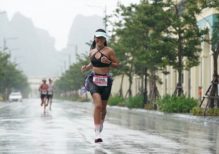 Người đẹp Loan Barbie nóng bỏng trên đường chạy, Vy Phan “đốt mắt” với bikini - 6