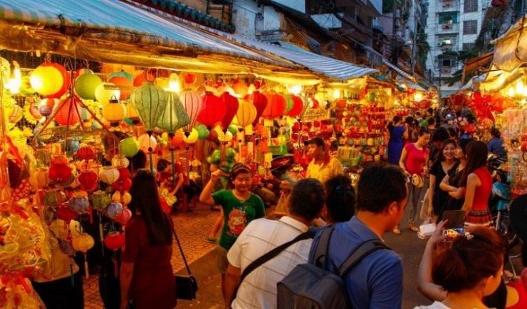 Trung thu ở TP HCM không chỉ là Tết thiếu nhi, mà còn là mùa lễ hội ngập tràn ánh sáng, âm thanh và niềm vui gắn kết cộng đồng. Từ những con phố rực rỡ sắc màu, những cây cầu lãng mạn đến công viên náo nhiệt hay trung tâm thương mại hiện đại, thành phố mang đến cho người dân và du khách vô vàn lựa chọn để tận hưởng đêm rằm tháng Tám. Ảnh dulich