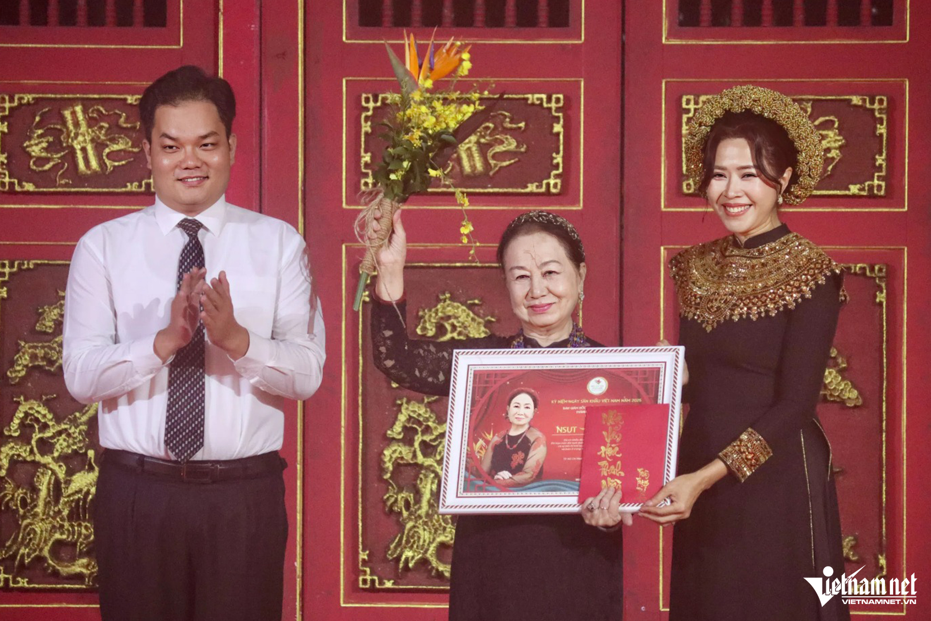 NSƯT Phi Điểu, NSND Kim Cương, NSND Minh Vương, NSƯT Hồng Vân được tri ân trong ngày giỗ Tổ nghề sân khấu.