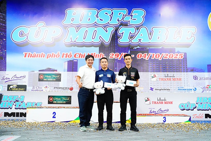 Nguyễn Như Lê (giữa) và Lê Văn Thái nhận giải Series xuất sắc và Best Game