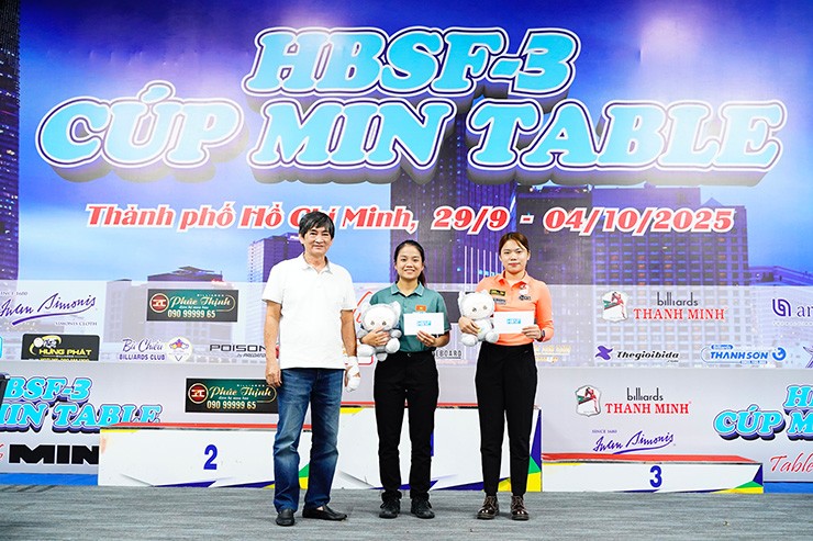 Yến Sinh và Nguyễn Thị Thu Hiền nhận giải Best Game và Series xuất sắc