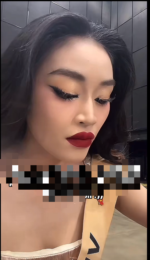 Hình ảnh livestream của Yến Nhi khiến fan tranh cãi.&nbsp;