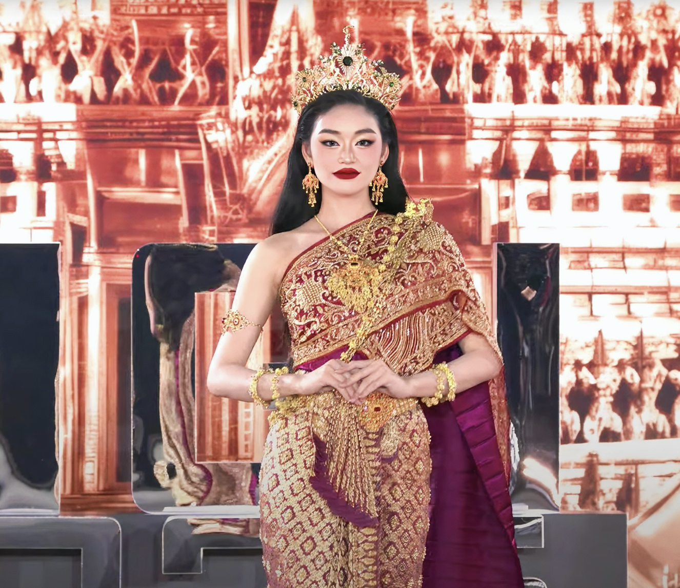 Hai layout khác nhau của Yến Nhi trong buổi họp báo chào mừng chính thức của Miss Grand International 2025 diễn ra tối 2/10 tại Bangkok (Thái Lan).
