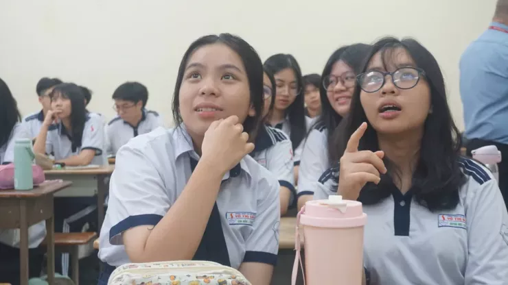 Học sinh Trường THPT Võ Thị Sáu thích thú trong giờ học tiếng Anh với người nước ngoài. Ảnh: NQ