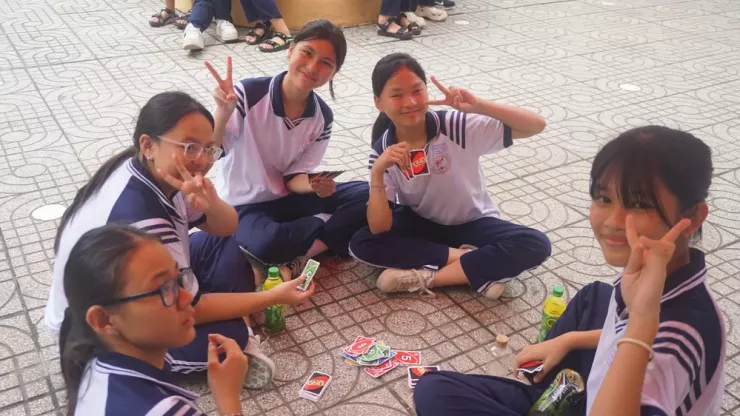 Học sinh Trường THCS Nguyễn Văn Luông, TP.HCM, trong giờ ra chơi. Ảnh: NQ