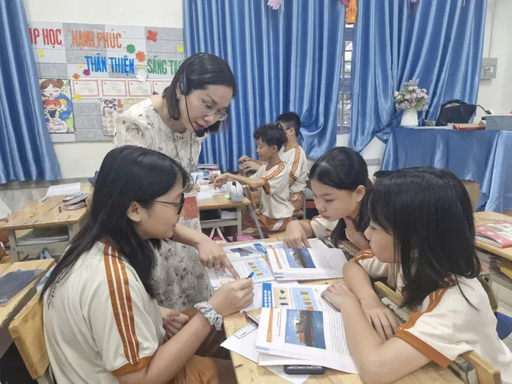 Một giờ học của học sinh Trường THCS Lương Định Của. Ảnh: NQ
