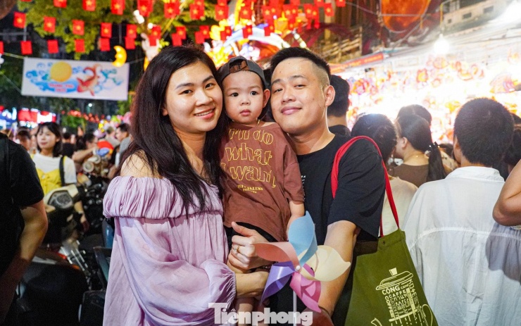 "Hôm nay trời đẹp, tôi tranh thủ đưa vợ và con lên phố vui chơi và chụp ảnh lưu niệm", anh Minh Hiếu (Hà Nội) chia sẻ.