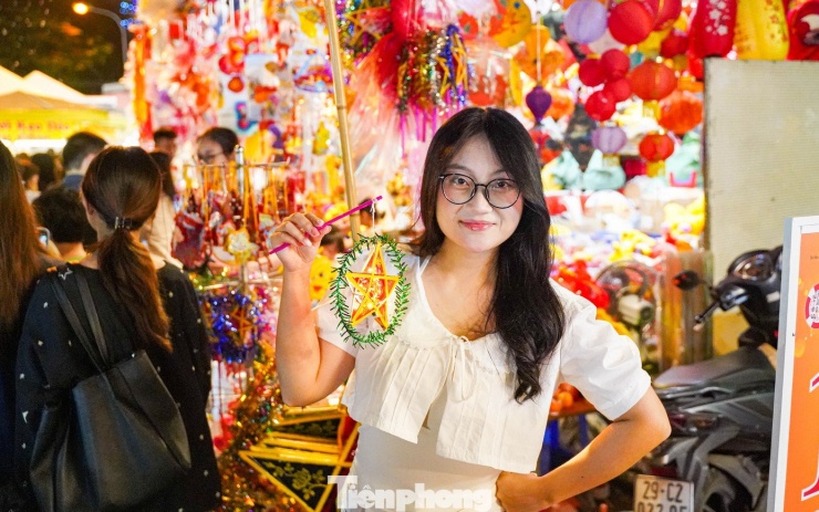 Bạn Mai Anh (Thanh Xuân, Hà Nội) chia sẻ, dù biết hôm nay rất đông, cô vẫn quyết tâm lên phố Hàng Mã check-in. "Năm nào cũng vậy, mình đều lên phố Hàng Mã chụp ảnh và mua ít quà Trung thu cho gia đình, bạn bè".