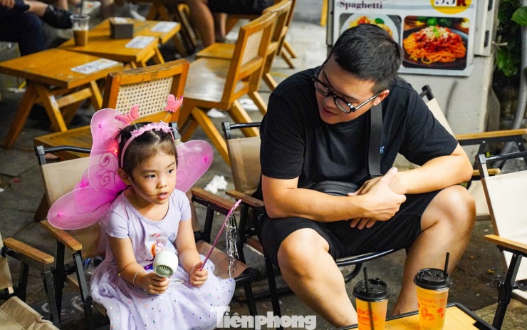 "Đi bộ mệt quá, tôi cho con vào quán trà chanh nghỉ ngơi. Hôm nay tôi mua cho con bộ đồ cánh tiên kèm gậy phát sáng, tổng giá 250.000 đồng," anh Hiếu (Ba Đình, Hà Nội) chia sẻ.