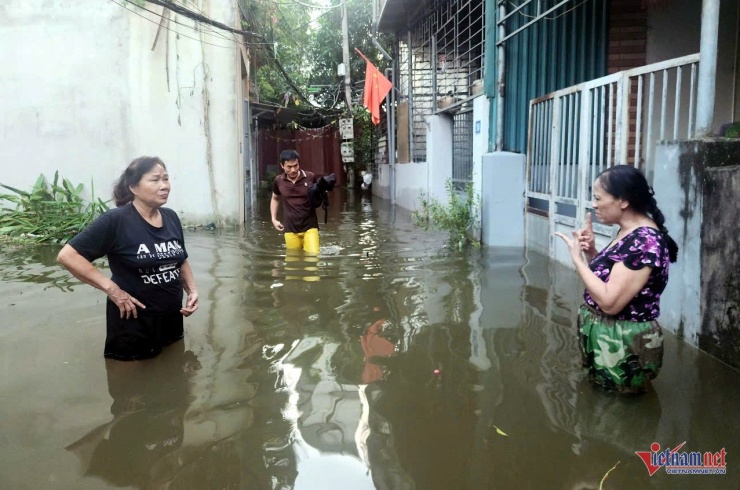 Đường ngõ nước ngập ngang hông, gần 1 tuần sau cao điểm ngập lụt, nước vẫn chưa rút.