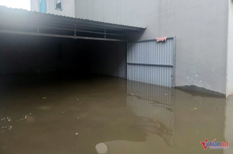 Nước ngập, rác thải bủa vây khắp nơi.