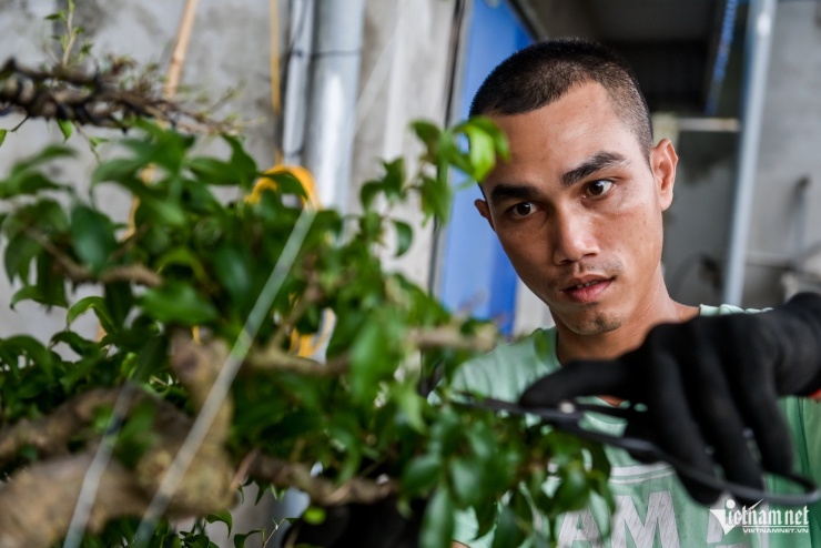 Anh Tuấn Anh tỉ mỉ hoàn thiện tác phẩm mình nhận làm.