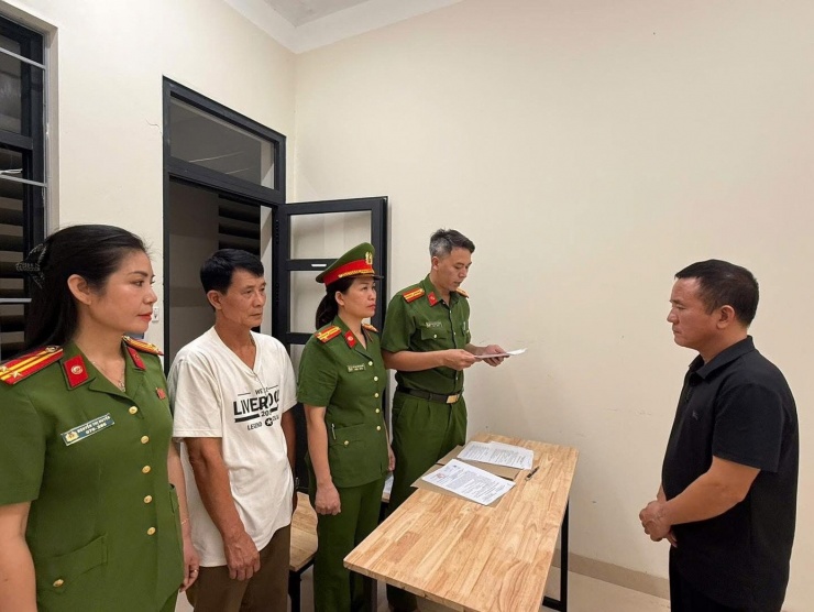 Cảnh sát thực hiện hoạt động tố tụng đối với các đối tượng.