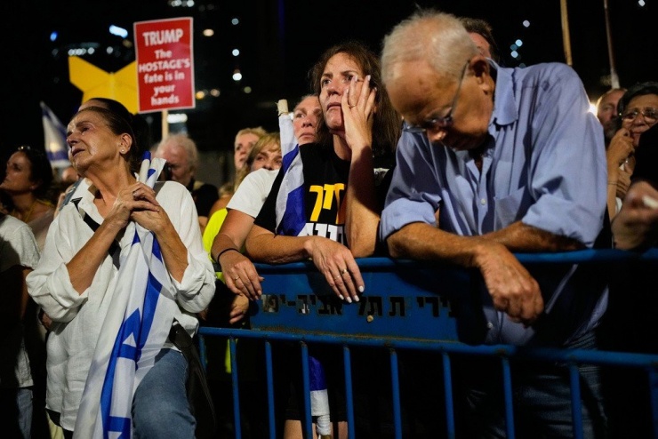 Người Israel tham gia cuộc biểu tình tại Tel Aviv ngày 4/10 để kêu gọi thả tất cả con tin bị Hamas giam giữ ở Dải Gaza và ngừng bắn. (Ảnh: AP)