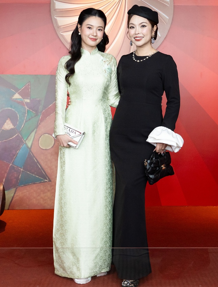 'Dâu hào môn' Midu đọ sắc hai hoa hậu - 2