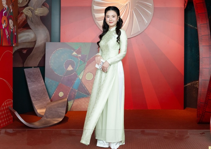 'Dâu hào môn' Midu đọ sắc hai hoa hậu - 1