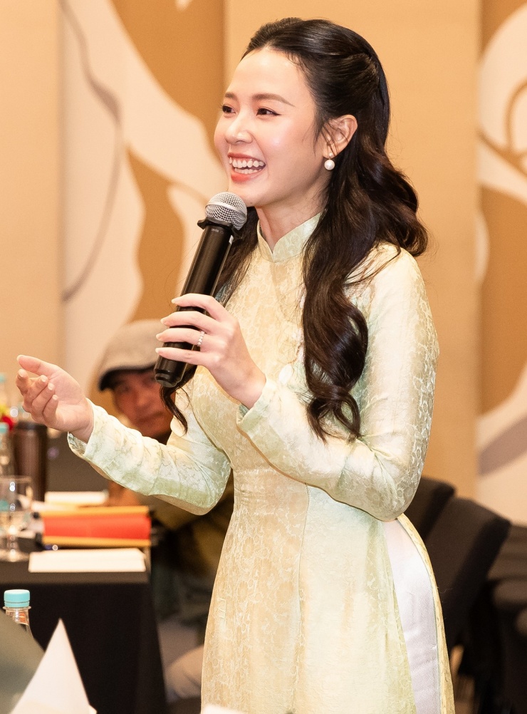 Midu trò chuyện với Băng Di và bạn bè ở sự kiện