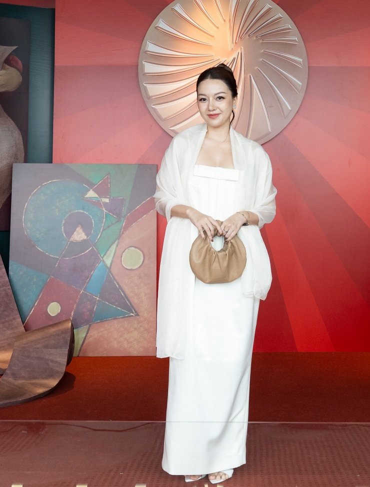 'Dâu hào môn' Midu đọ sắc hai hoa hậu - 6