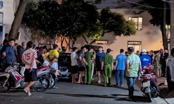 Lực lượng chức năng đến tại hiện trường để điều tra vụ việc tối 4/10.