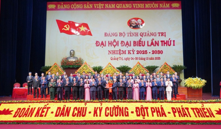 Ủy viên Bộ Chính trị, Bí thư Trung ương Đảng, Chủ tịch Ủy ban Trung ương MTTQ Việt Nam Đỗ Văn Chiến trao quyết định của Bộ Chính trị, chỉ định ông Lê Ngọc Quang giữ chức Bí thư Tỉnh ủy Quảng Trị