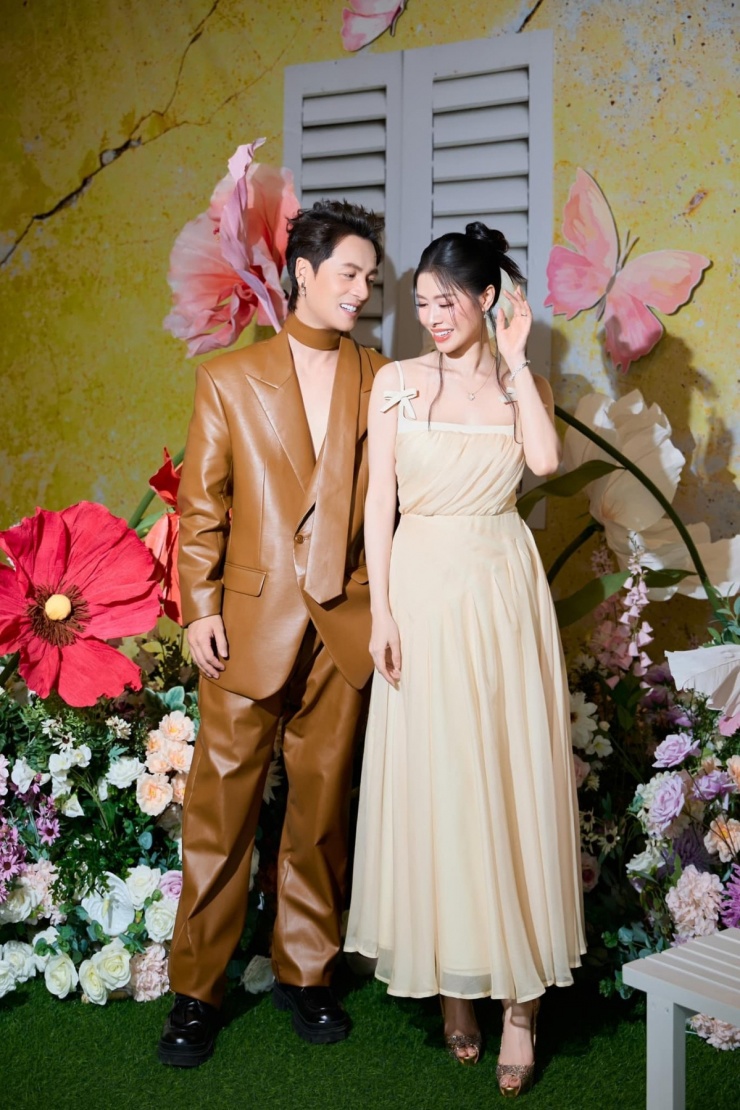 Trong một sự kiện, cả hai chọn tông nâu và vàng. Đăng Khôi diện suit nâu bằng da phối giày loafer. Thủy Anh diện đầm voan đơn sắc. Nhờ vóc dáng cân đối, Đăng Khôi và vợ diện được nhiều phong cách.