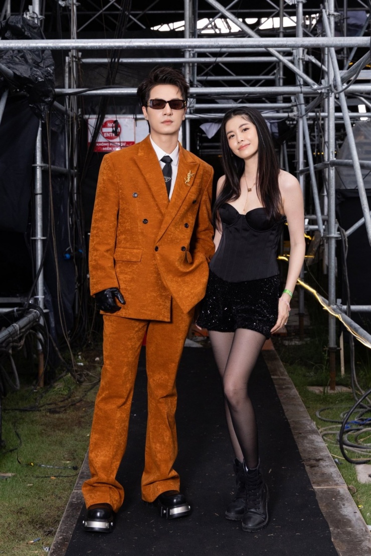 Đăng Khôi cho biết chăm sóc vợ con là hạnh phúc của anh. Cả hai hợp gu trong đời sống riêng lẫn sở thích thời trang. Họ thường nhờ stylist tư vấn mỗi khi đi sự kiện, tạo ra diện mạo tươm tất, hợp mốt. Đời thường họ cũng rủ nhau mặc đồ đôi, đồng điệu về kiểu dáng, màu sắc, chất liệu.