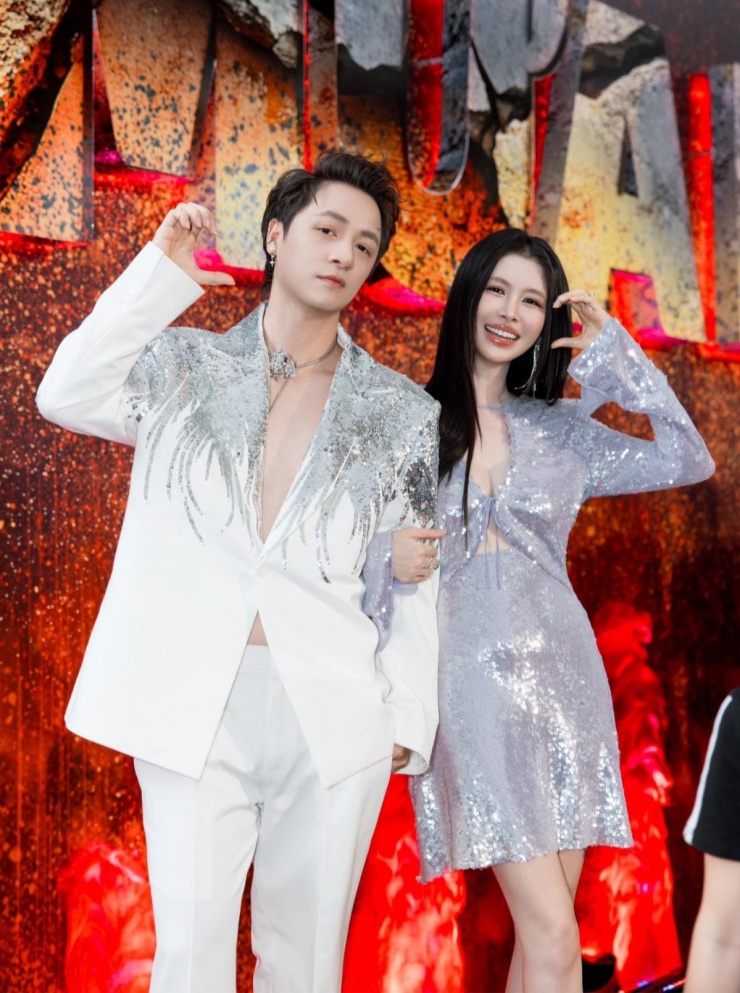 Tông màu bạc với chất liệu sequin được cả hai thể hiện với suit đính kết và váy cut-out.