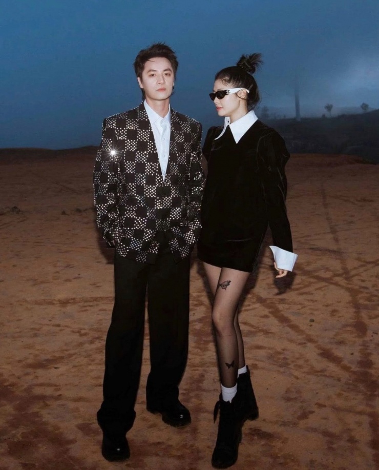 Ở một sự kiện khác, cả hai cùng diện sắc đen và sơ mi trắng. Trong khi Đăng Khôi kết hợp blazer và quần Tây, Thủy Anh chọn sơ mi làm điểm nhấn cho váy nhung đen dáng suông.