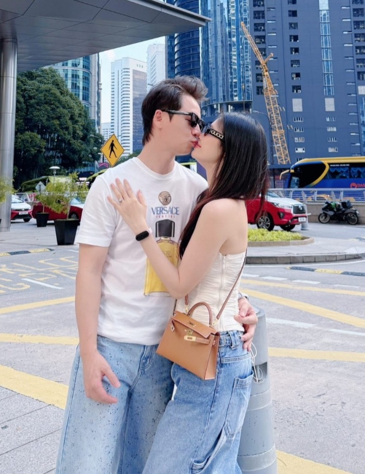 Đăng Khôi cho biết vợ chồng anh có thú vui mua sắm hàng hiệu. Ca sĩ thường chọn các thiết kế của Versace, Dsquared2, Balenciaga. Thủy Anh nói luôn háo hức mỗi khi được chồng dẫn đi mua đồ. Ngoài Hermes và Dior, cô còn có phụ kiện của Gucci.