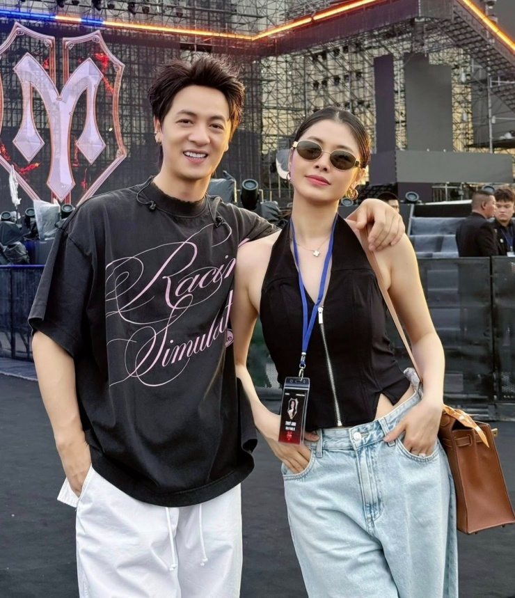 Cặp vợ chồng hướng đến phong cách thời trang đường phố năng động, mang âm hưởng những năm 1990, 2000.