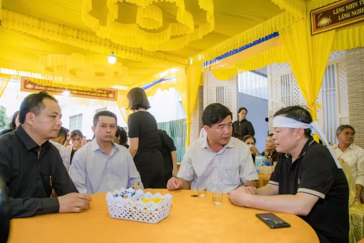 Lãnh đạo UBND tỉnh Đắk Lắk chia buồn, động viên gia quyến ông Toàn. Ảnh: N.V