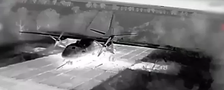 UAV của đặc nhiệm HUR phá huỷ 2 vận tải cơ An-26 của Nga trên bán đảo Crimea. Ảnh chụp màn hình: HUR