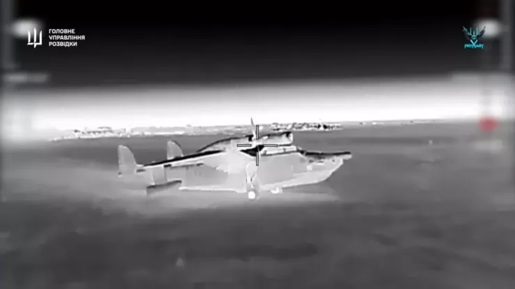Hình ảnh từ video mà Ukraine cho là đã phá hủy 2 máy bay chiến đấu Be-12 "Chaika" của Nga. Ảnh: Intelligence Service of Ukraine