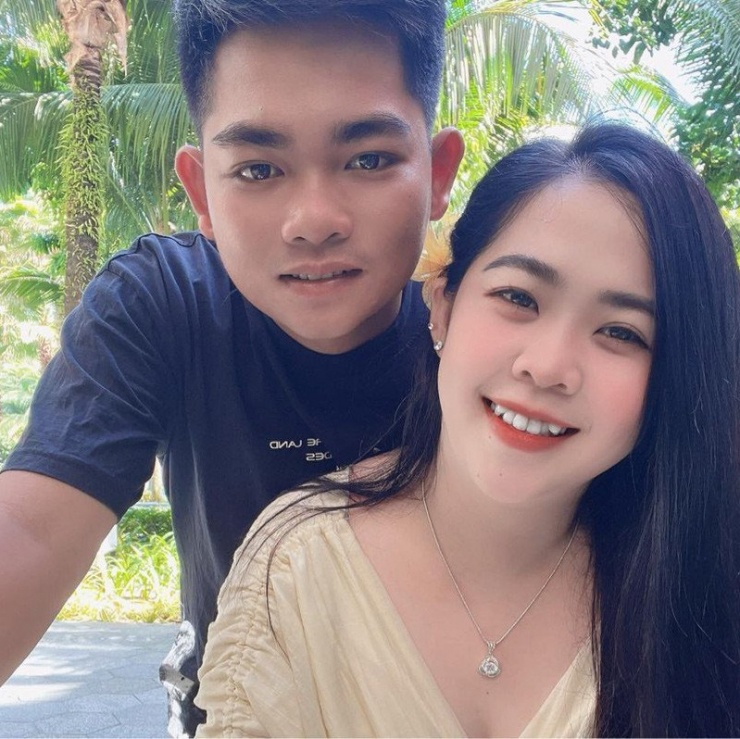 Cặp đôi kết hôn sau 11 năm yêu 