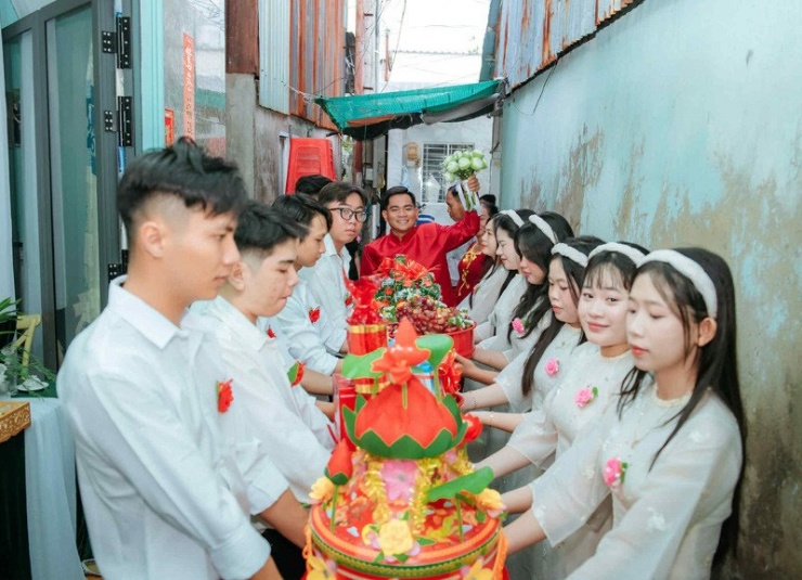 Chú rể và đoàn bê tráp trong ngày cưới. Cửa nhà gái phía bên trái, bên phải là tường nhà trai 