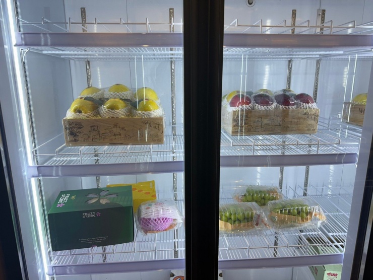 Hoa quả các đối tượng bày bán.