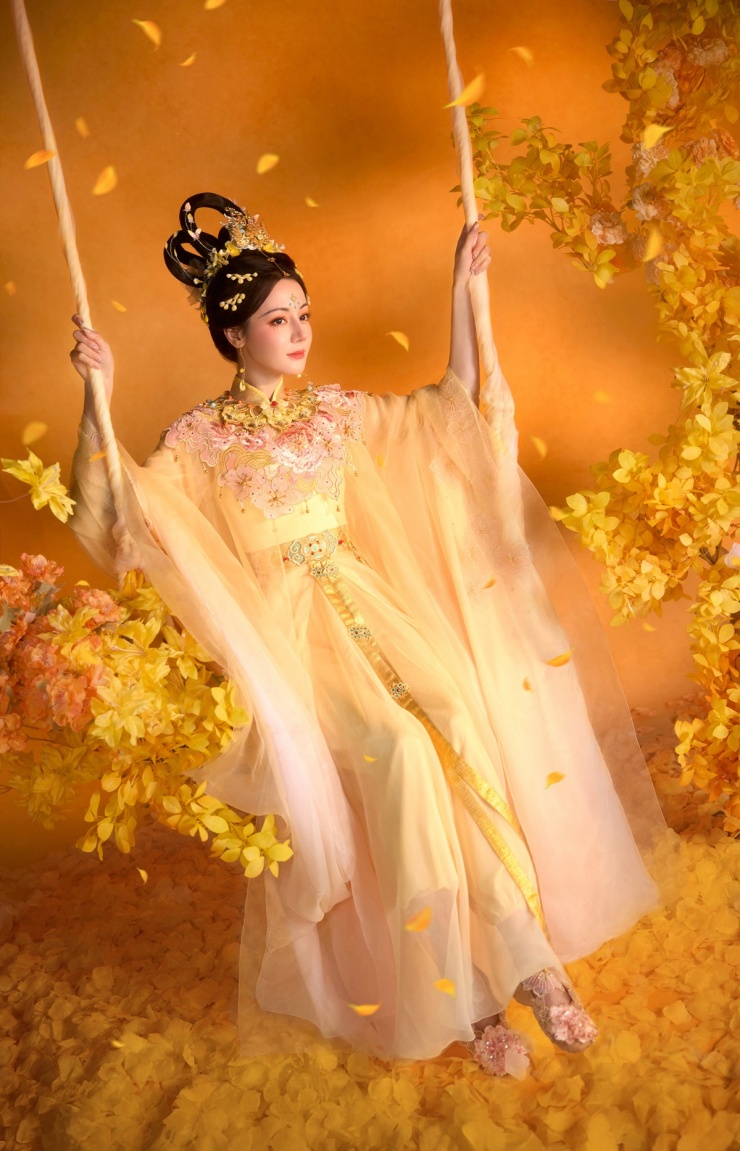 Ngày 5/10, tạo hình diễn viên trong show Chuyến đi kỳ diệu Trung thu vào danh sách chủ đề được chú ý nhất Weibo.